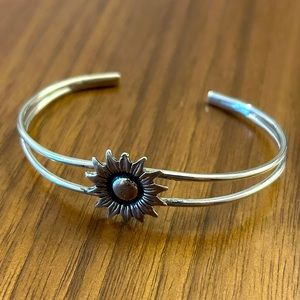 Adjustable silver flower bangle